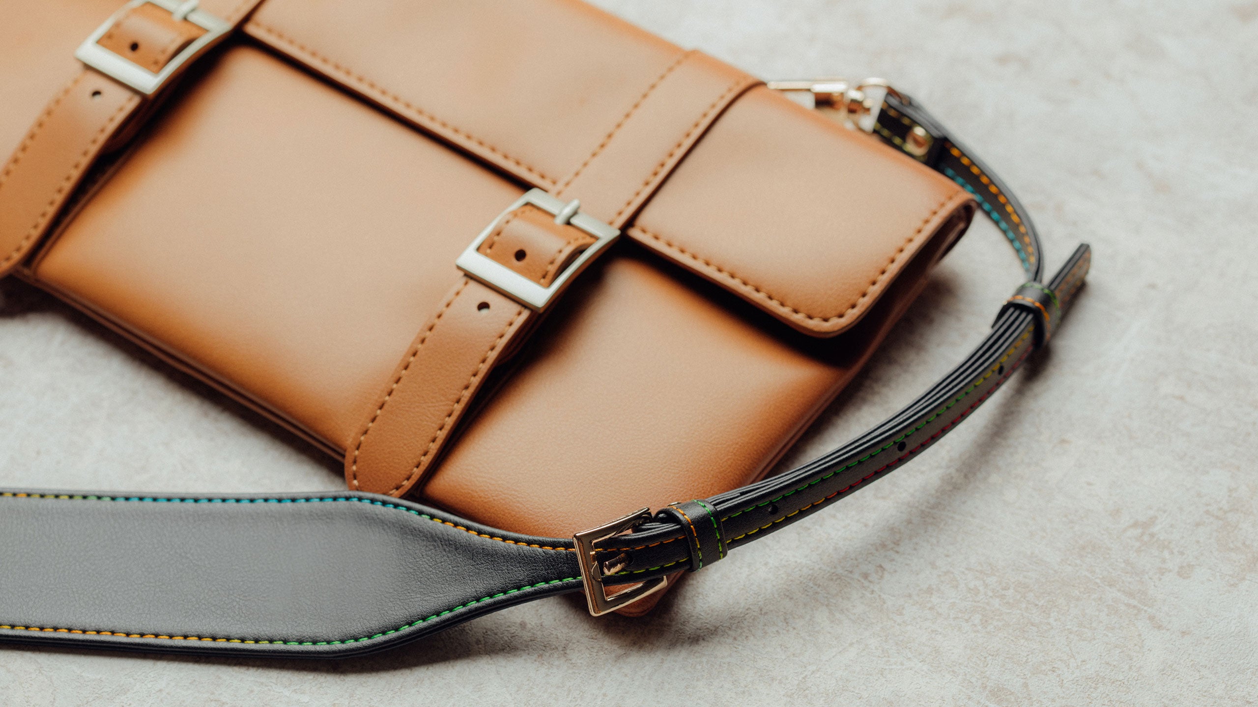 Moshi Accessories Adjustable Vegan Leather Body Strap sangle Rainbow réglable