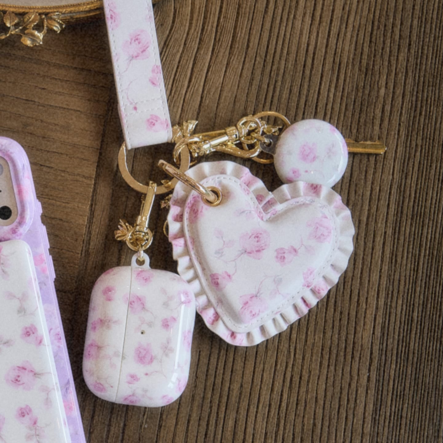 CASE-MATE x LoveShackFancy Ruffled Heart AirTag Keychain Charm porte-clés AirTag