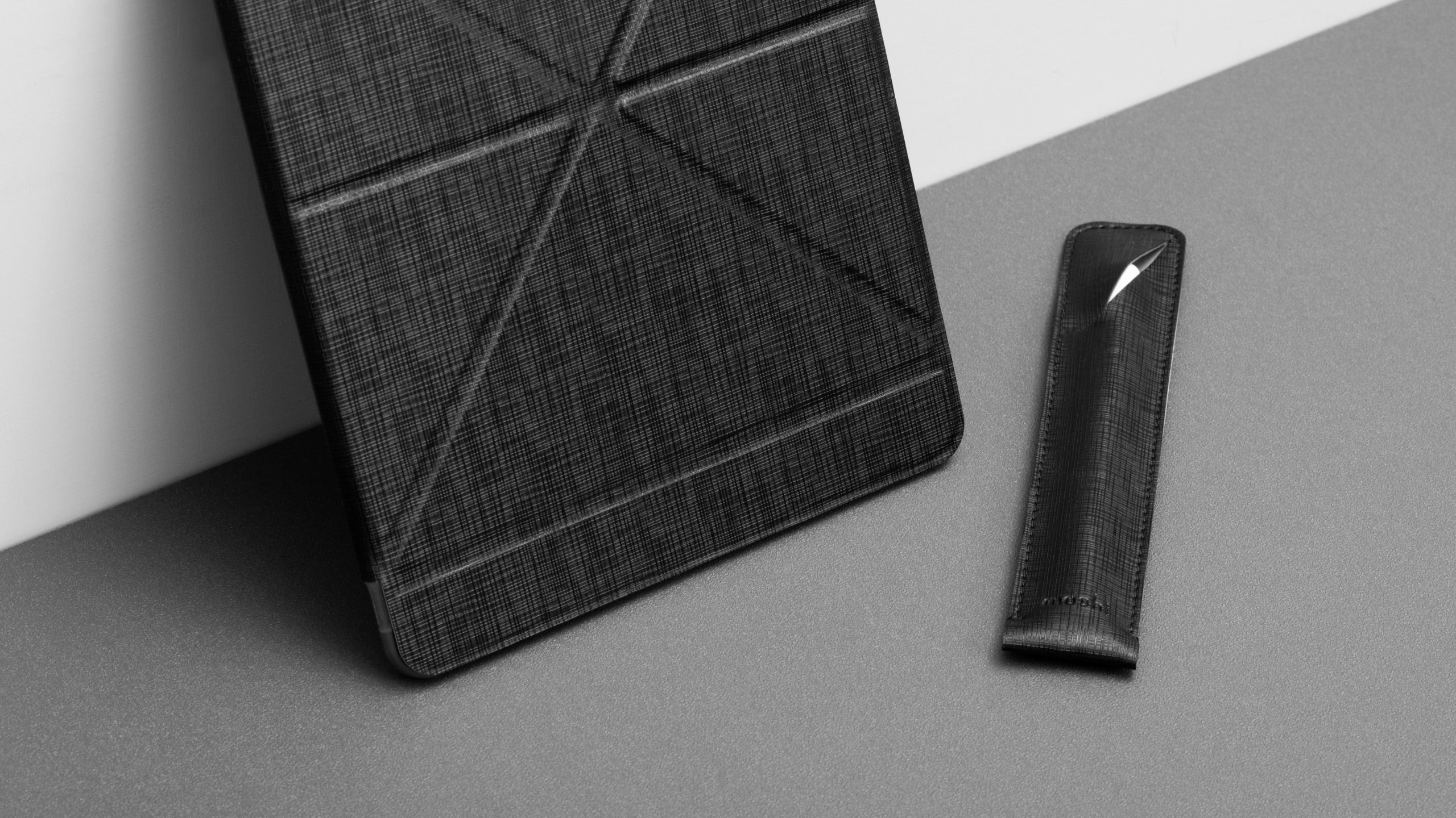 Moshi Accessories Apple Pencil Vegan Leather Case étui noir en cuir végan