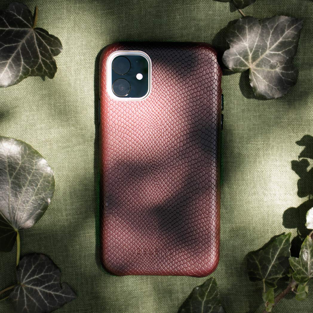 SELENCIA Gaia coque iPhone 11 rouge foncé aspect serpent