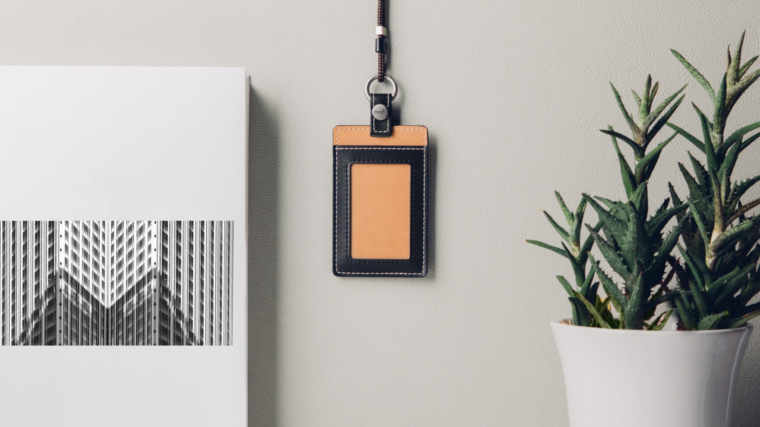 Moshi Card Holders and Keychains ID/Badge Holder porte-badge brun caramel vegan
