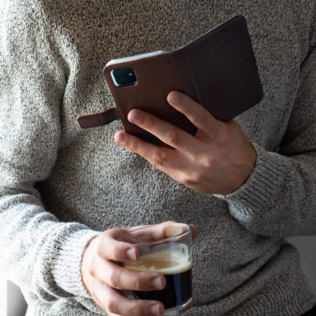 SELENCIA Étui à rabat Era coque iPhone 12 marron cuir