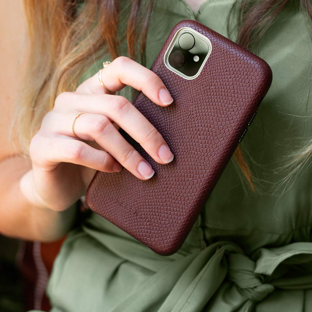 SELENCIA Gaia coque iPhone 11 rouge foncé aspect serpent
