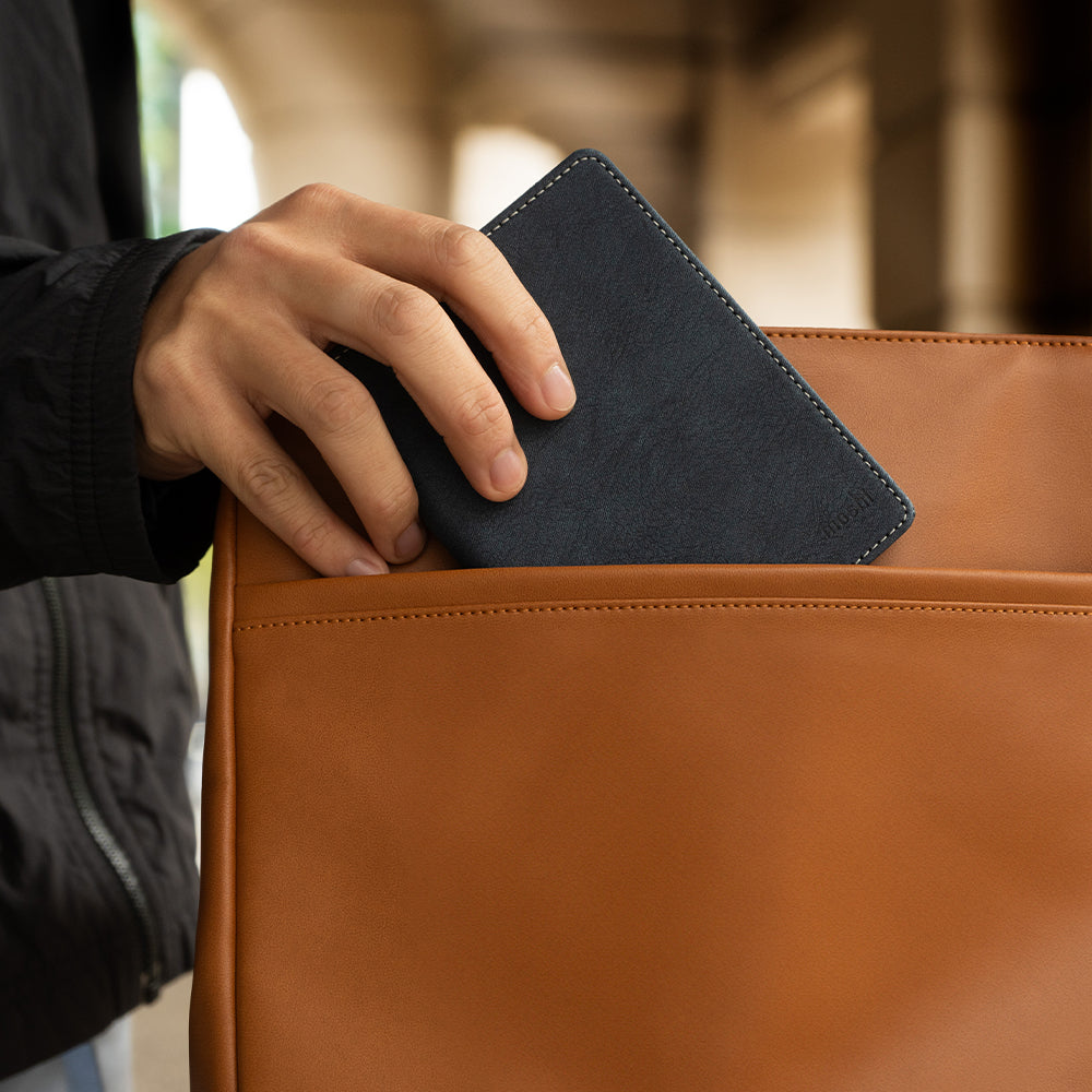MOSHI Card Holders and Keychains Passport Finder Holder porte-passeport bleu nuit MagSafe
