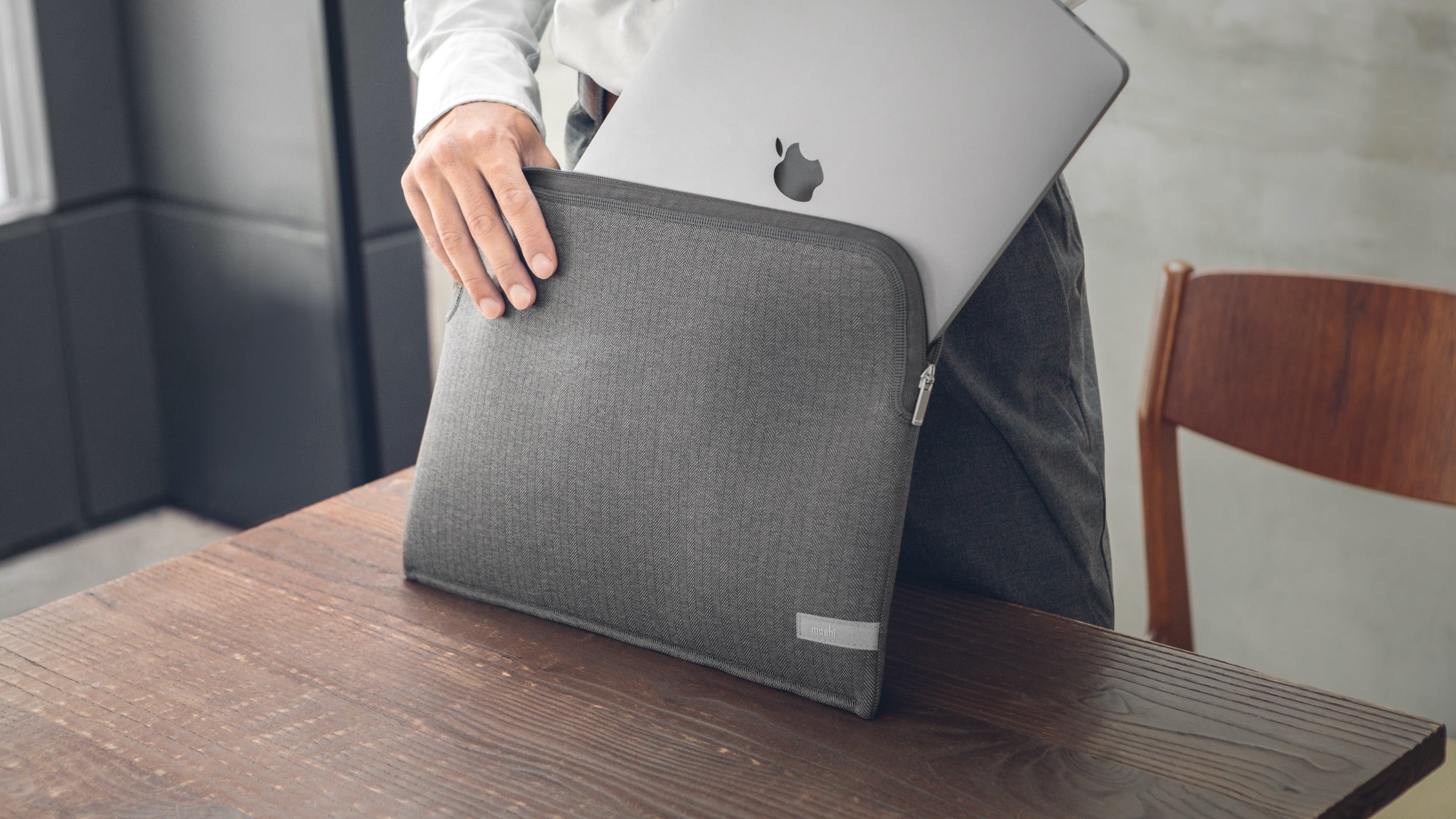 Moshi Sleeves Pluma Laptop Sleeve for MacBook housse ordinateur 14 pouces rose Carnation Pink